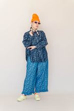 Dark Floral Chambray SVLS Top