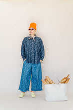 Dark Floral Chambray SVLS Top
