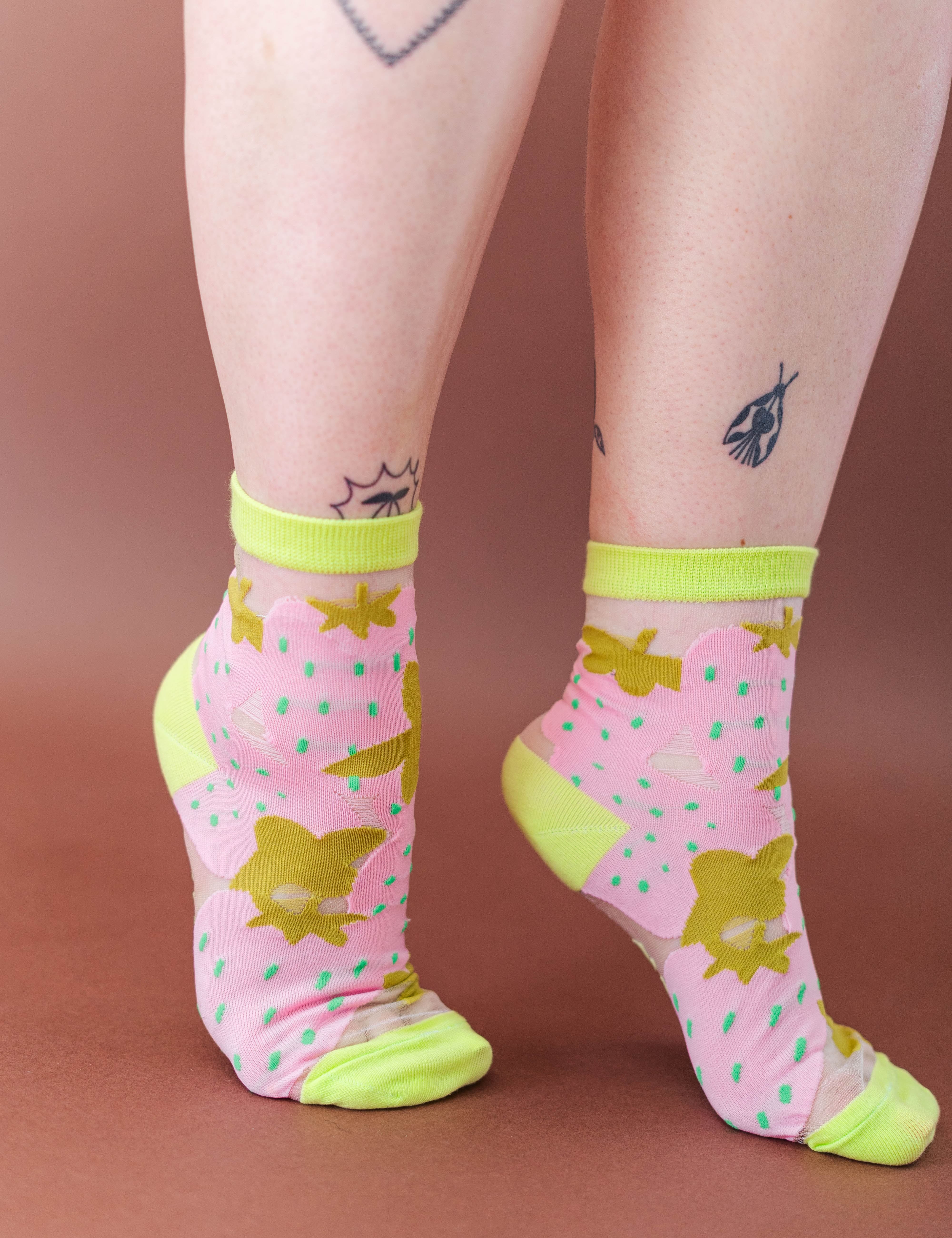 SHEER STRAWBERRY JUMBLE SOCKS